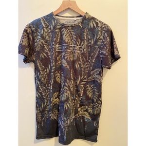 OUT IN THE WILD TSHIRT SZ S